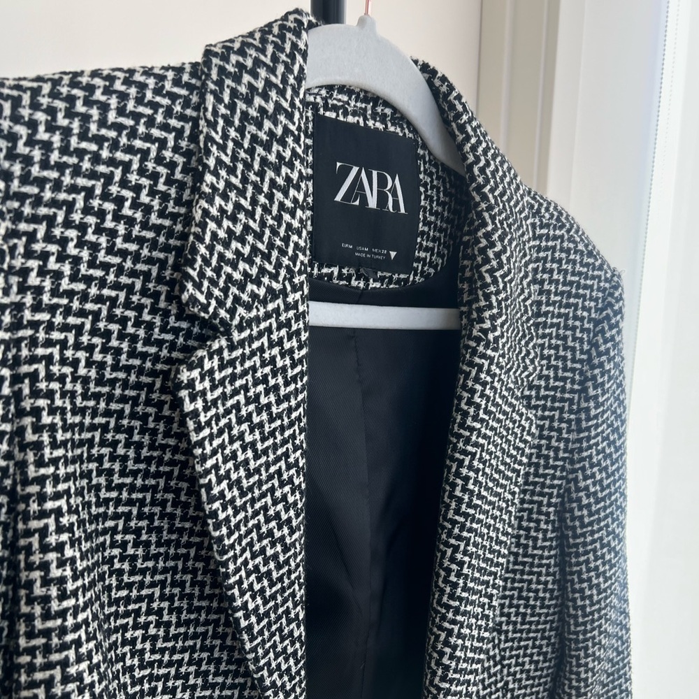 Black and White Cropped Blazer - Picture 2 of 4